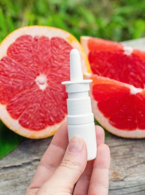 Şişedeki greyfurt yağı. Seçici odaklanma. Doğa.