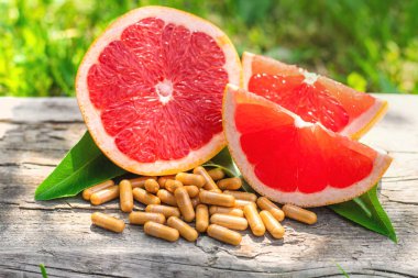 Şişedeki greyfurt yağı. Seçici odaklanma. Doğa.