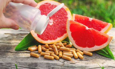 Şişedeki greyfurt yağı. Seçici odaklanma. Doğa.