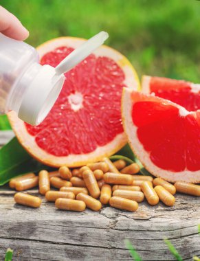 Şişedeki greyfurt yağı. Seçici odaklanma. Doğa.