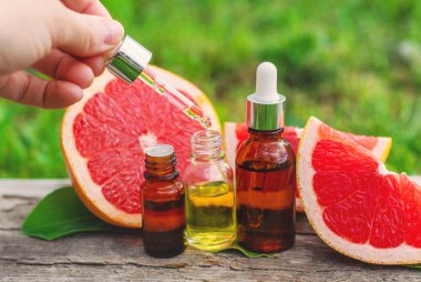 Şişedeki greyfurt yağı. Seçici odaklanma. Doğa.