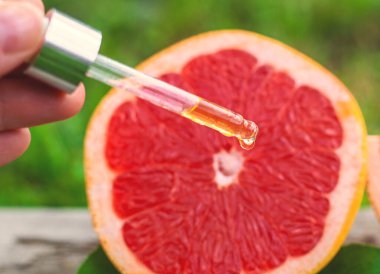 Şişedeki greyfurt yağı. Seçici odaklanma. Doğa.