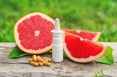 Şişedeki greyfurt yağı. Seçici odaklanma. Doğa.