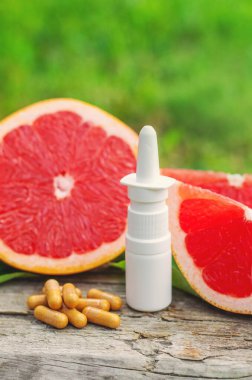 Şişedeki greyfurt yağı. Seçici odaklanma. Doğa.