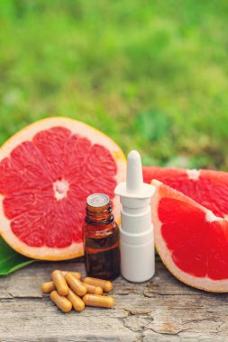 Şişedeki greyfurt yağı. Seçici odaklanma. Doğa.