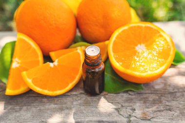 Şişedeki portakal yağı. Seçici odaklanma. Doğa.