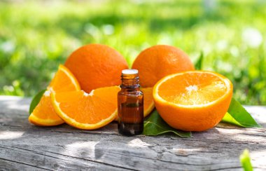 Şişedeki portakal yağı. Seçici odaklanma. Doğa.