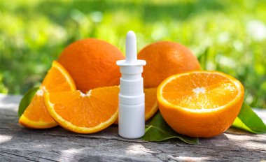 Şişedeki portakal yağı. Seçici odaklanma. Doğa.