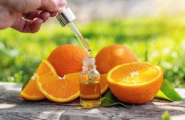 Şişedeki portakal yağı. Seçici odaklanma. Doğa.