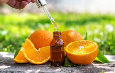 Şişedeki portakal yağı. Seçici odaklanma. Doğa.