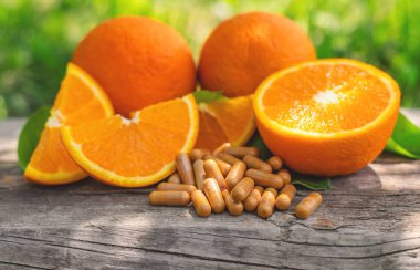 Şişedeki portakal yağı. Seçici odaklanma. Doğa.