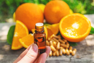 Şişedeki portakal yağı. Seçici odaklanma. Doğa.