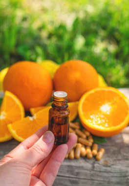 Şişedeki portakal yağı. Seçici odaklanma. Doğa.