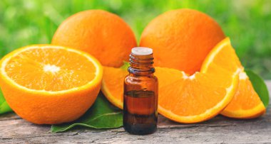 Şişedeki portakal yağı. Seçici odaklanma. Doğa.