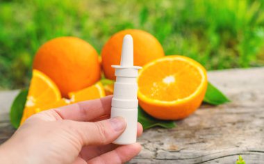 Şişedeki portakal yağı. Seçici odaklanma. Doğa.