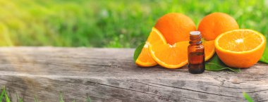 Şişedeki portakal yağı. Seçici odaklanma. Doğa.