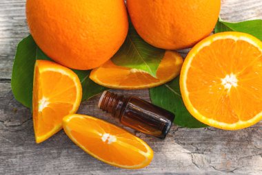 Şişedeki portakal yağı. Seçici odaklanma. Doğa.