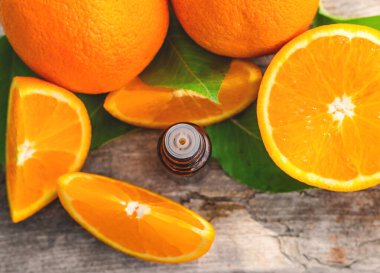 Şişedeki portakal yağı. Seçici odaklanma. Doğa.