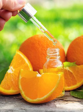 Şişedeki portakal yağı. Seçici odaklanma. Doğa.