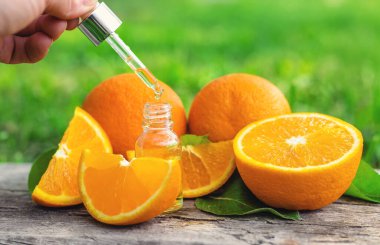 Şişedeki portakal yağı. Seçici odaklanma. Doğa.