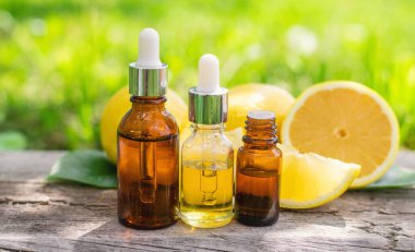 limon yağı şişede. Seçici odaklanma. Doğa.