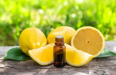 limon yağı şişede. Seçici odaklanma. Doğa.