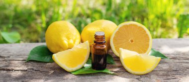 limon yağı şişede. Seçici odaklanma. Doğa.