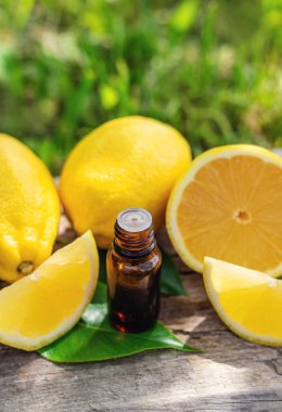 limon yağı şişede. Seçici odaklanma. Doğa.