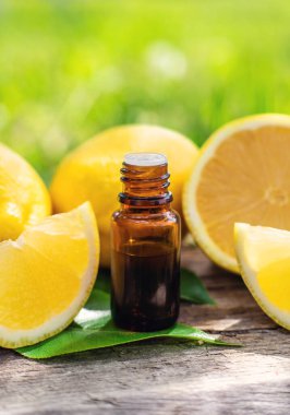 limon yağı şişede. Seçici odaklanma. Doğa.