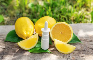 limon yağı şişede. Seçici odaklanma. Doğa.