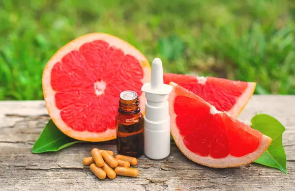 Şişedeki greyfurt yağı. Seçici odaklanma. Doğa.