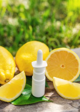 limon yağı şişede. Seçici odaklanma. Doğa.