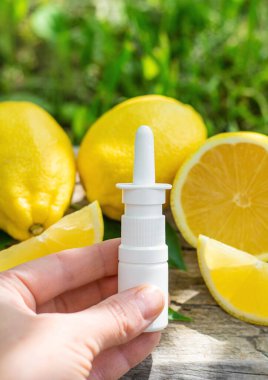 limon yağı şişede. Seçici odaklanma. Doğa.