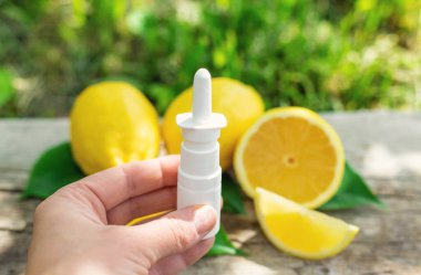 limon yağı şişede. Seçici odaklanma. Doğa.