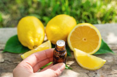 limon yağı şişede. Seçici odaklanma. Doğa.