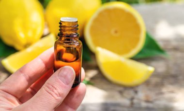 limon yağı şişede. Seçici odaklanma. Doğa.