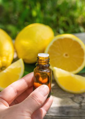 limon yağı şişede. Seçici odaklanma. Doğa.