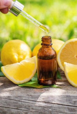 limon yağı şişede. Seçici odaklanma. Doğa.