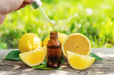 limon yağı şişede. Seçici odaklanma. Doğa.