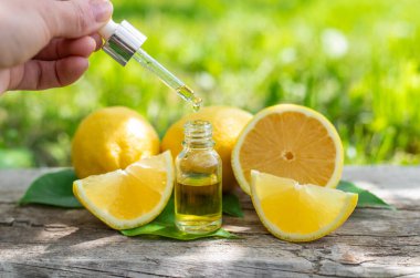 limon yağı şişede. Seçici odaklanma. Doğa.