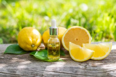 limon yağı şişede. Seçici odaklanma. Doğa.
