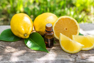 limon yağı şişede. Seçici odaklanma. Doğa.