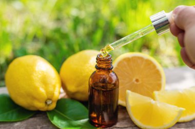 limon yağı şişede. Seçici odaklanma. Doğa.