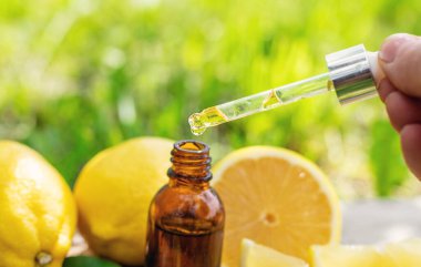 limon yağı şişede. Seçici odaklanma. Doğa.