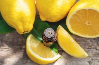 limon yağı şişede. Seçici odaklanma. Doğa.
