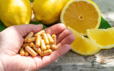 limon yağı şişede. Seçici odaklanma. Doğa.