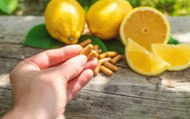 limon yağı şişede. Seçici odaklanma. Doğa.