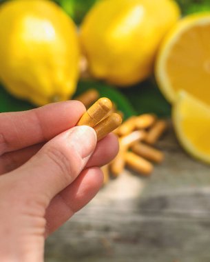 limon yağı şişede. Seçici odaklanma. Doğa.