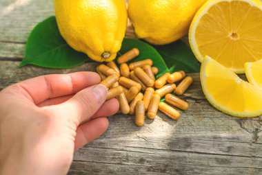 limon yağı şişede. Seçici odaklanma. Doğa.