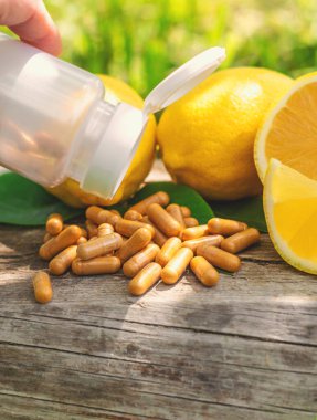 limon yağı şişede. Seçici odaklanma. Doğa.